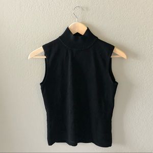 KNITTED SLEEVELESS TURTLE NECK